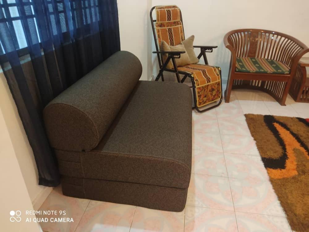 R&R Homestay Simpang Renggam Exteriör bild